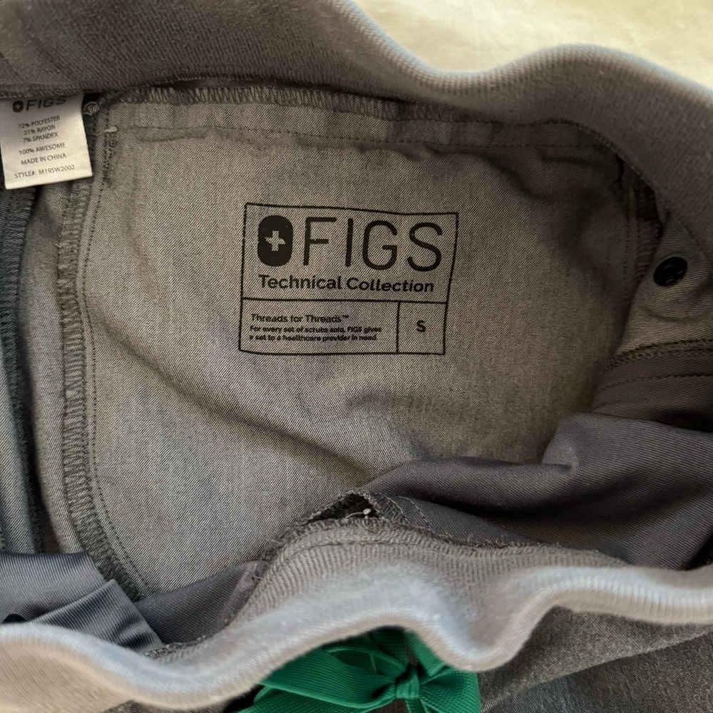 Figs Castelar Graphite Pants and Top - Picture 4 of 15